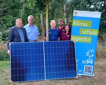 Übergabe des Balkonkraftwerks